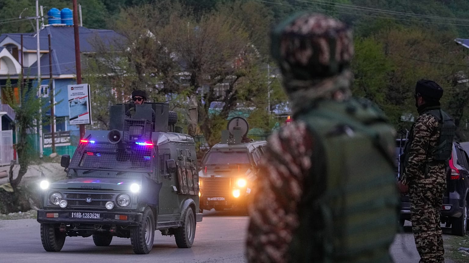 Agentes de seguridad indios patrullan en vehículos blindados cerca de Pahalgam, en el sur de Cachemira, 22 de abril de 2025.