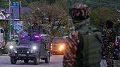 Indische Sicherheitsbeamte patrouillieren in gepanzerten Fahrzeugen in der Nähe von Pahalgam im Süden Kaschmirs, 22. April 2025