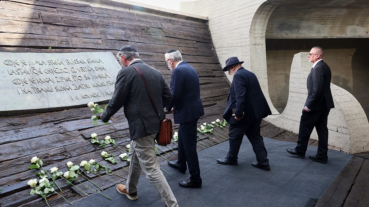Yahudi toplumu temsilcileri Jasenovac toplama kampı kurbanlarının anısına dikilen anıta çiçek bıraktı, 22 Nisan 2025