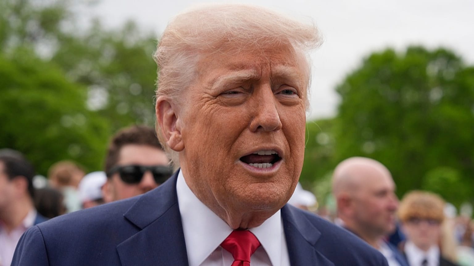الرئيس دونالد ترامب يتحدث إلى الصحفيين في البيت الأبيض، يوم الإثنين 21 أبريل 2025، في واشنطن. 