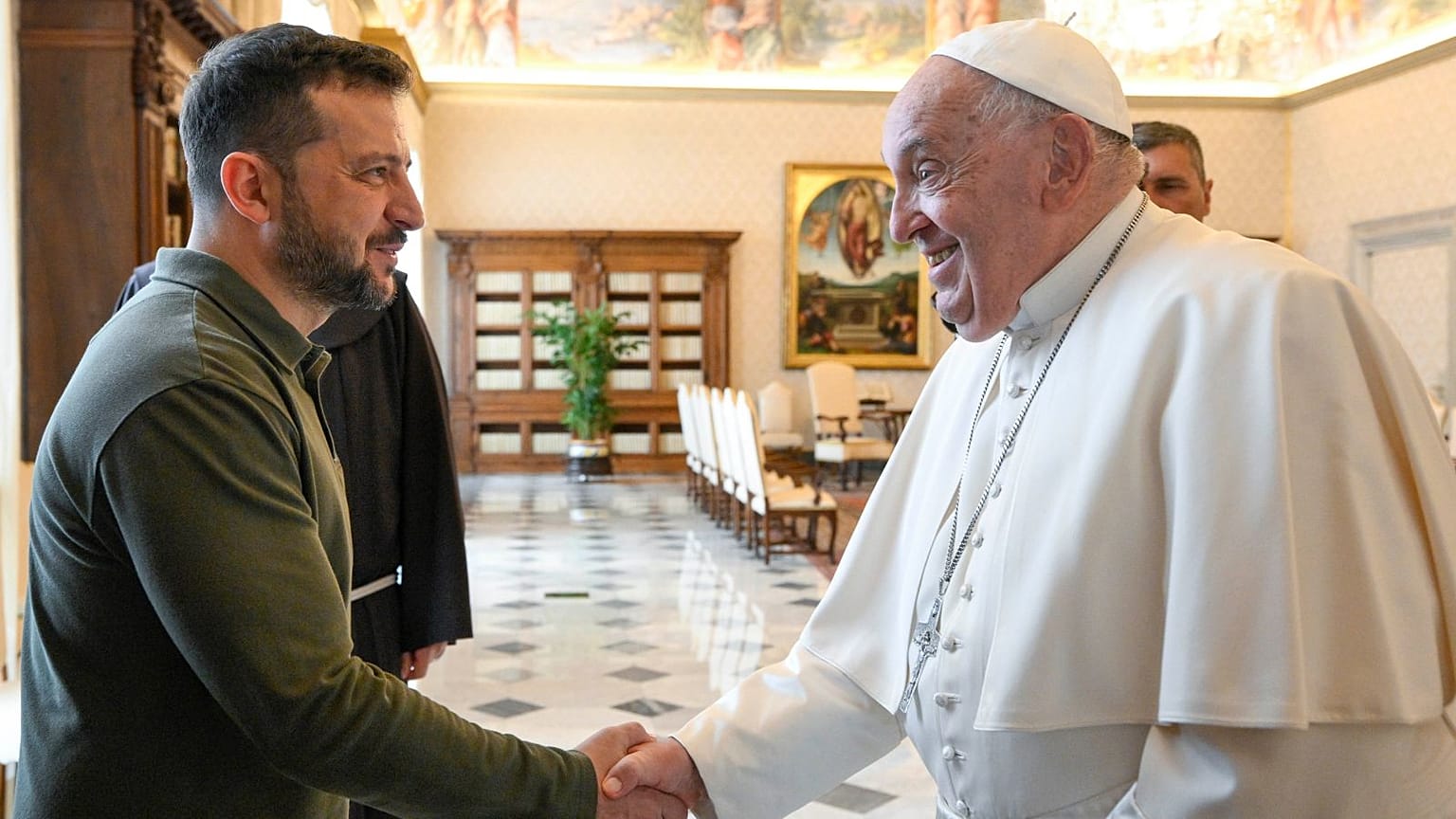 Der ukrainische Präsident Wolodymyr Zelenskyy trifft zu einer Privataudienz bei Papst Franziskus im Vatikan ein.