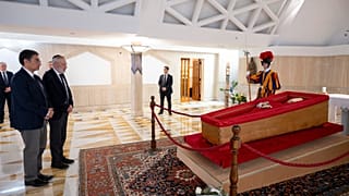 Der Leichnam von Papst Franziskus, aufgebahrt in seiner Privatkapelle im Vatikan.
