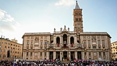 Gläubige versammeln sich vor der Basilika St. Maria Major in Rom.