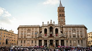 Верующие собираются перед базиликой Святой Марии Майор в Риме.