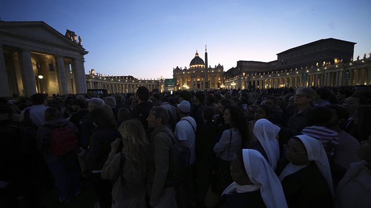 Fedeli radunati a San Pietro per commemorare Papa Francesco, 23/04/2025