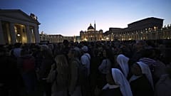 Fedeli radunati a San Pietro per commemorare Papa Francesco, 23/04/2025