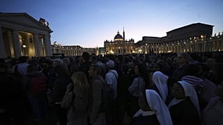 Fedeli radunati a San Pietro per commemorare Papa Francesco, 23/04/2025
