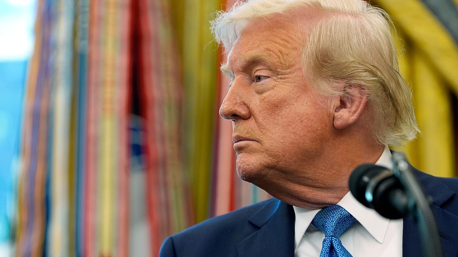 Il presidente degli Stati Uniti Donald Trump nello Studio Ovale della Casa Bianca, 22 aprile 2025, Washington DC, Usa