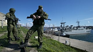 Archív fotó: Orosz katonák a Krím félsziget délnyugati partján fekvő Szevasztopol kikötőjében
