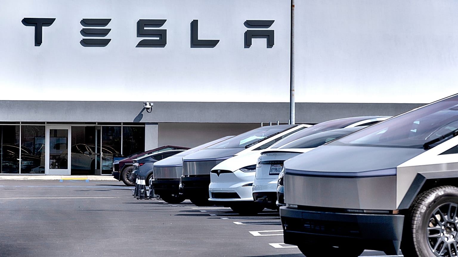 Varios Tesla y camiones se alinean en un aparcamiento en una sala de exposiciones y centro de servicio para Tesla en Los Ángeles, el sábado 15 de marzo de 2025.