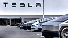 Carros e camiões da Tesla alinham-se no parque de estacionamento de um showroom e centro de serviços da Tesla na zona de North Hollywood, em Los Angeles, no sábado, 15 de março de 2025.