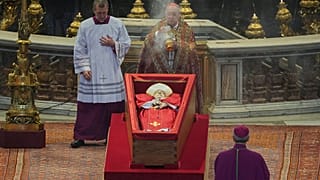 Trumna z ciałem papieża Franciszka przeniesiona do Bazyliki Św. Piotra