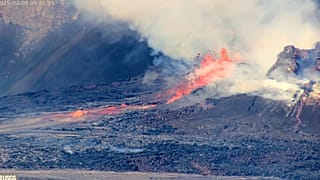 تُظهر هذه الصورة من لقطات كاميرا الويب التي قدمتها هيئة المسح الجيولوجي الأمريكية (USGS) الحمم البركانية وهي تنطلق عالياً خلال ثوران مستمر لبركان كيلاويا داخل متنزه هاواي 