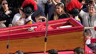 Le corps du pape François est transporté de la place Saint-Pierre à la basilique Saint-Pierre au Vatican, mercredi 23 avril 2025, où il reposera pendant trois jours.