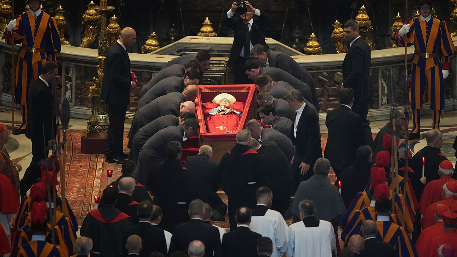 Foto: Imagen del Papa Francisco siendo velado.