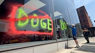 Tüntetők graffitit fújtak a Tesla bemutatóterem ablakaira Manhattanben