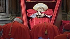 Der Leichnam von Papst Franziskus im Petersdom, Vatikanstadt, 23. April 2025