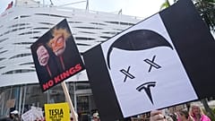 متظاهرون ينظمون احتجاجًا أمام صالة عرض تسلا في كاليفورنيا، يوم السبت 29 مارس 2025، ضد دونالد ترامب وإيلون ماسك. 
