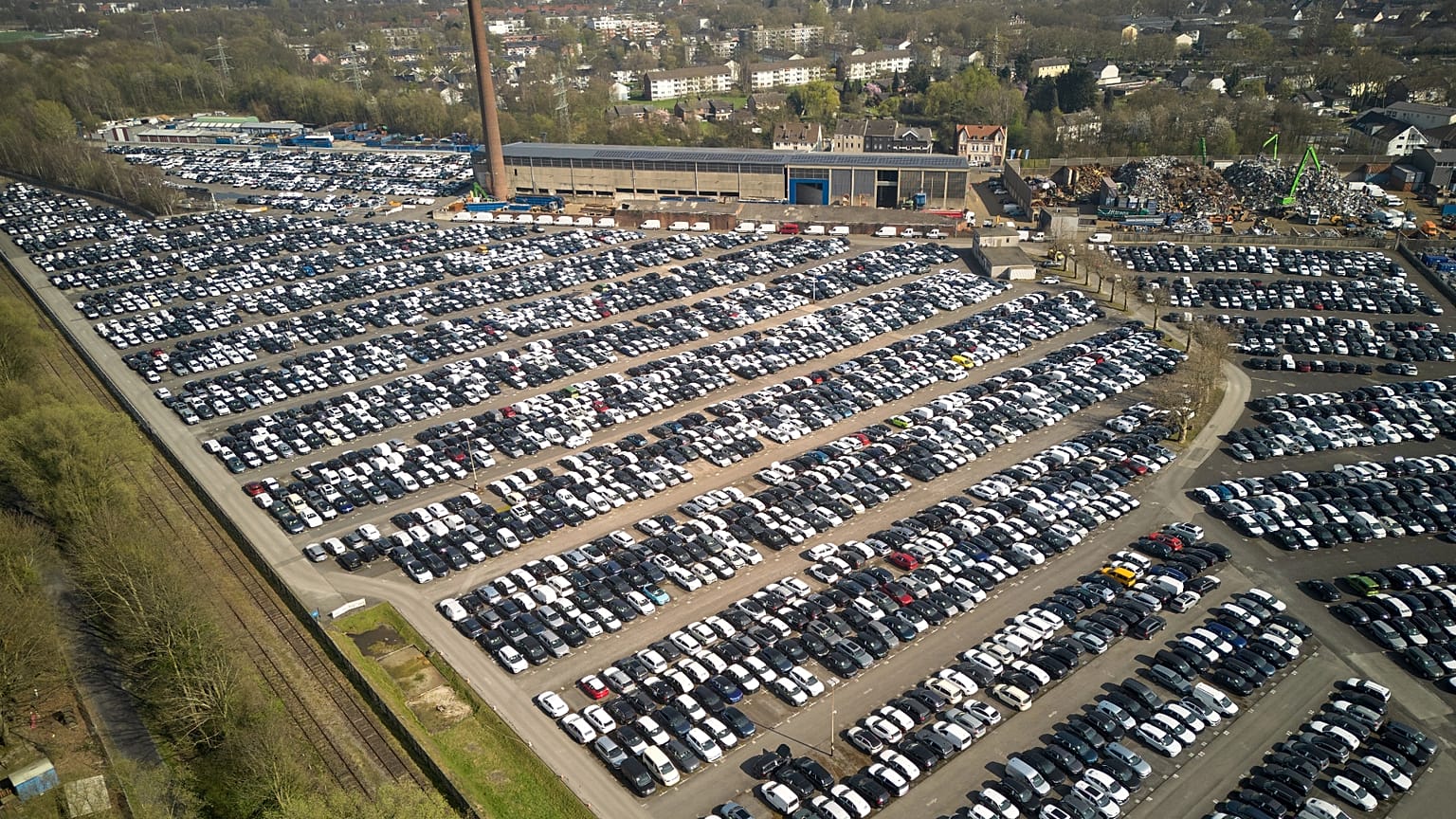 Nuevos coches alemanes son almacenados en un centro logístico en Essen, Alemania, jueves 27 de marzo de 2025.