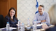 Ο πρωθυπουργός Κυριάκος Μητσοτάκης και η υπουργός Κοινωνικής Συνοχής και Οικογένειας Δόμνα Μιχαηλίδου 