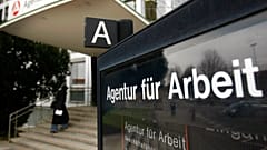 ARCHIV - Eine Frau betritt am 29. Januar 2009 die Agentur fuer Arbeit in Ludwigsburg. 