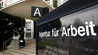ARCHIV - Eine Frau betritt am 29. Januar 2009 die Agentur fuer Arbeit in Ludwigsburg.