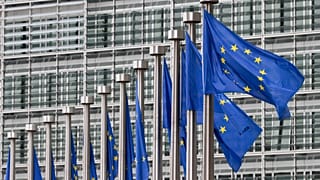 EU-Flaggen wehen am Sitz der Europäischen Kommission in Brüssel, Montag, 9. Mai 2011.