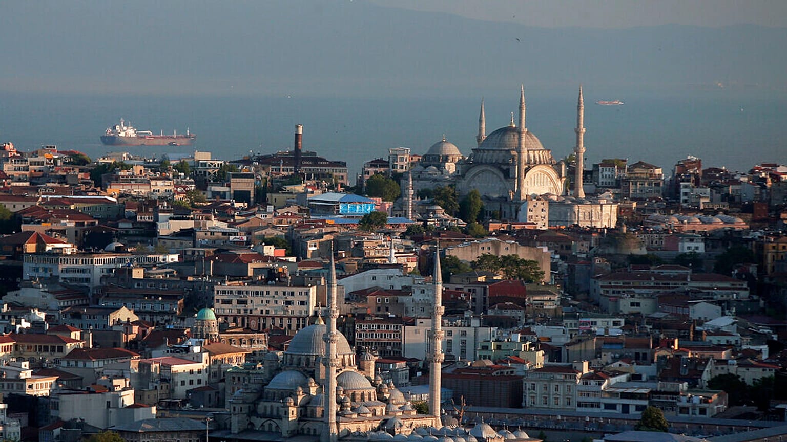 Ein Blick auf die Skyline von Istanbul, Freitag, 6. Mai 2016. 