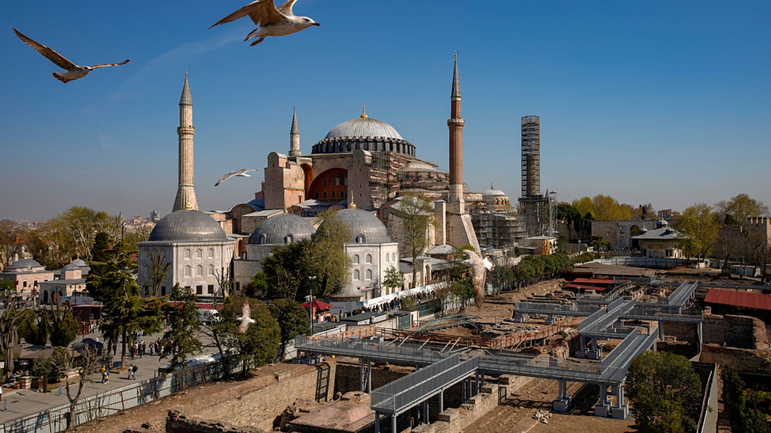 Lavori di ristrutturazione fuori dalla moschea Hagia Sophia a Istanbul, 13 aprile 2025