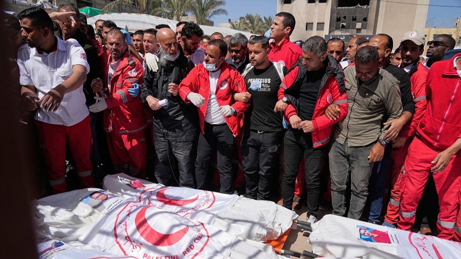مشيعون يحيطون بجثامين ثمانية من مسعفي الهلال الأحمر، انتُشلت جثثهم في رفح بعد أسبوع من استهدافهم من قبل الجيش الإسرائيلي، يوم الإثنين 31 مارس 2025. 
