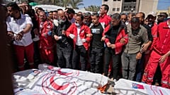 مشيعون يحيطون بجثامين ثمانية من مسعفي الهلال الأحمر، انتُشلت جثثهم في رفح بعد أسبوع من استهدافهم من قبل الجيش الإسرائيلي، يوم الإثنين 31 مارس 2025. 