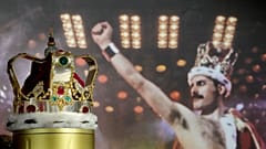 La emblemática corona de Freddie Mercury llevada durante la gira 'Magic', expuesta en las salas de subastas de Sotheby's en Londres, el jueves 3 de agosto de 2023.
