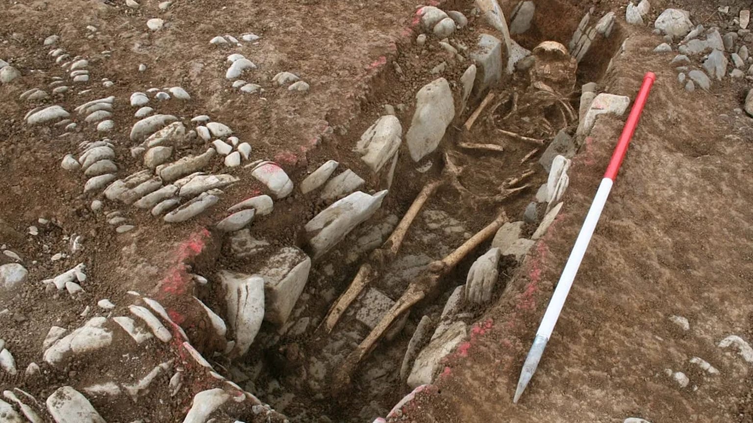 Algunos esqueletos encontrados en el cementerio están tumbados boca arriba, mientras que otros fueron enterrados en posiciones inusuales. 