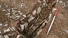 Algunos esqueletos encontrados en el cementerio están tumbados boca arriba, mientras que otros fueron enterrados en posiciones inusuales. 