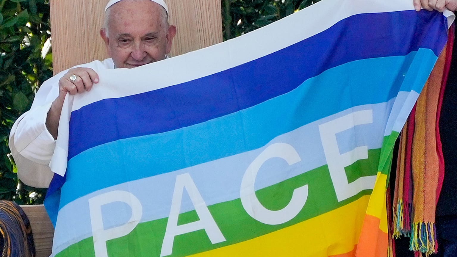El Papa Francisco sostiene una bandera de la paz en un encuentro en la antigua arena romana de Verona.
