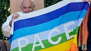 Ο Πάπας Φραγκίσκος κρατά μια σημαία ειρήνης σε μια συνάντηση στην αρχαία ρωμαϊκή αρένα της Βερόνας.