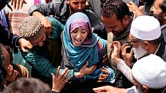 جنازة في قرية هابتنار، على بُعد نحو 20 كيلومترًا من موقع الهجوم في باهالغام، في كشمير الخاضعة للهند، 23 أبريل 2025.