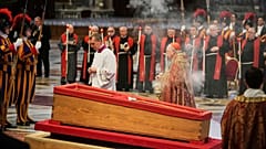 Kardinal Camerlengo Kevin Joseph Farrell, Mitte rechts, verbreitet Weihrauch um den Leichnam von Papst Franziskus im Petersdom im Vatikan, Mittwoch, 23. April 2025