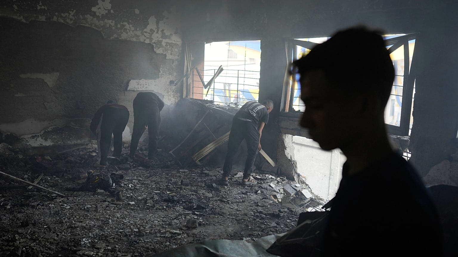 Palestinos inspeccionan los daños tras un ataque aéreo israelí a primera hora de la mañana contra la escuela Yaffa en la ciudad de Gaza, 23 de abril de 2025.