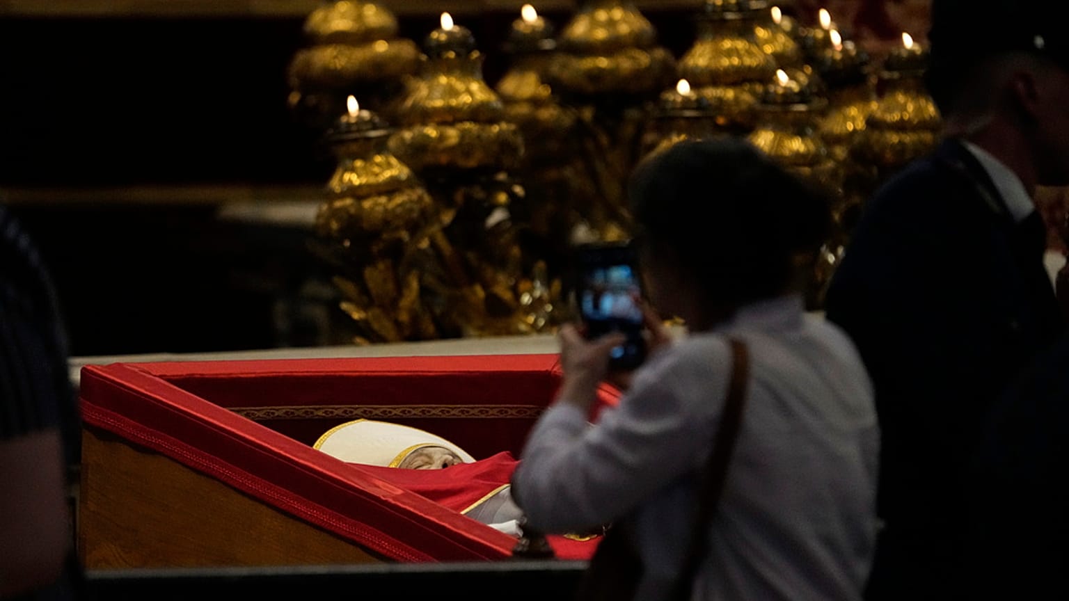Wierni żegnają się z papieżem Franciszkiem.