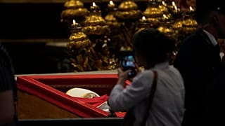 Wierni żegnają się z papieżem Franciszkiem.