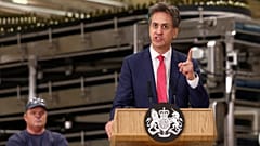 Brytyjski sekretarz stanu ds. bezpieczeństwa energetycznego i zera netto Ed Miliband przemawia w fabryce w Chester w Anglii, październik 2024 r.