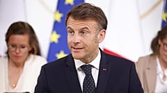Fransa Cumhurbaşkanı Emmanuel Macron, Paris'teki Élysée Sarayı'nda düzenlenen bir toplantıya başkanlık ederken, 3 Nisan 2025 