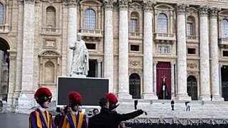 Agentes se organizan en el Vaticano.