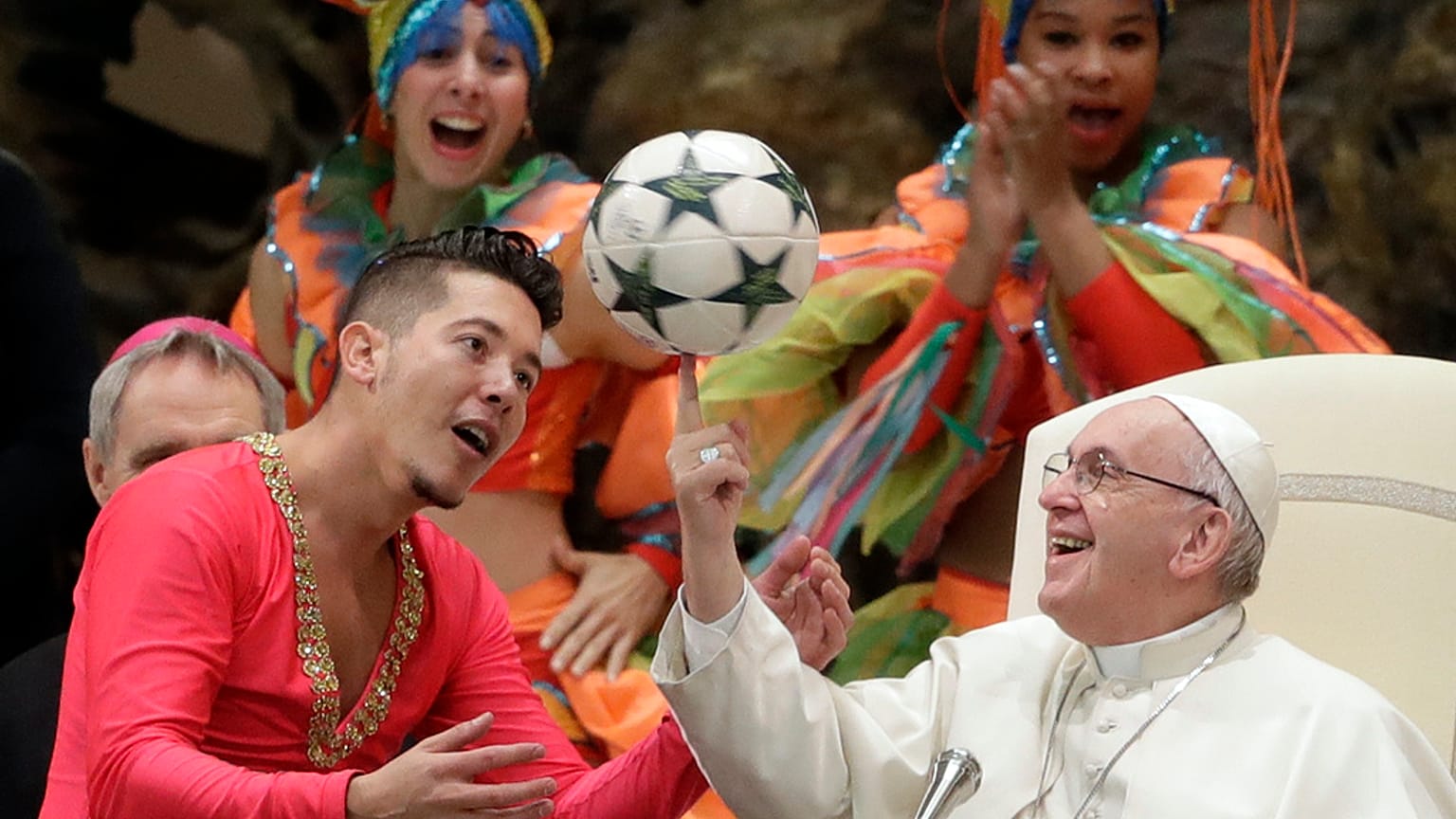 El Papa Francisco voltea una pelota de fútbol.