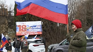 Sivastopol'de bir genç, Kırım'ın Rusya tarafından ilhakının 11. yıldönümü münasebetiyle Rus ulusal bayrağı tutuyor, 18 Mart, 2025