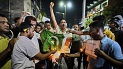 Menschen verbrennen eine pakistanische Flagge in Guwahati aus Protest gegen die Tötung von Touristen durch Militante in Kaschmir, 23. April 2025