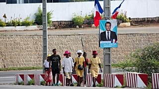 Moradores aguardam a chegada do Presidente francês Emmanuel Macron a Antananarivo, 23 de abril de 2025