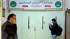 Ένας άνδρας φωτογραφίζει την κύρια είσοδο του γραφείου της Μουσουλμανικής Αδελφότητας στο Αμμάν, το οποίο έχει σφραγιστεί μετά την έφοδο της αστυνομίας και το κλείσιμό του, 13 Απριλίου 2016.