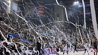Φοβερή ατμόσφαιρα από τους φίλους του ΠΑΟΚ